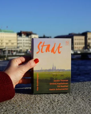 Endlich ist sie da, unsere großartige Stadt-Box! 🌇Needless to say: klug & schön, beides zugleich ist möglich. 😍👩🏽‍🎓👨‍🎓💫

Die phantastischen Erzählungen von Jackie Thomae, Till Raether, Katrin Schumacher und Dmitrij Kapitelman stellen wir Euch alle noch einzeln vor – Ihr könnt sie aber auch einfach direkt im Buchhandel Eures Vertrauens kaufen und lesen! 📖 🤓🥳

#novellix #literatur #erzählungen #stadt #stadtgeschichten #klugundschön