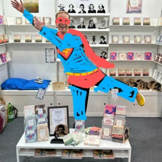 "Wahrheit, Gerechtigkeit und ein besseres Morgen!"
🦸‍♀️Nichts Geringeres findet Ihr bei uns auf der #leipzigerbuchmesse. Kommt vorbei und lasst Euch retten: Halle 5, Stand K207!🦸‍♀️
#lbm #lbm25 #lbm2025 #novellix #buchboxen #buchmesse #leselust